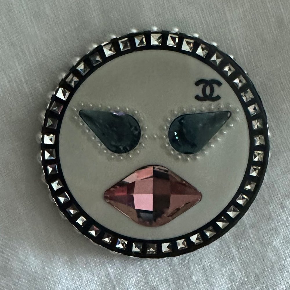 NEW 100% Auth CHANEL Resin Crystal Pearl Emoji CC Brooch Pin - Picture 3 of 5